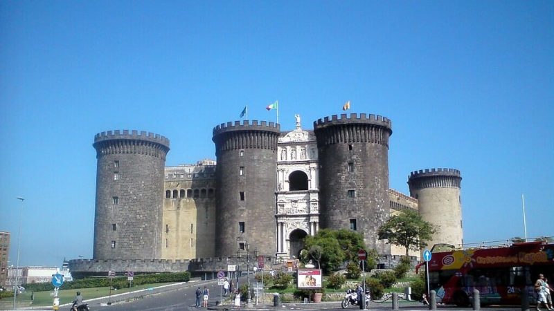 Castillo Nuevo en la ciudad de Nápoles Italia (3)