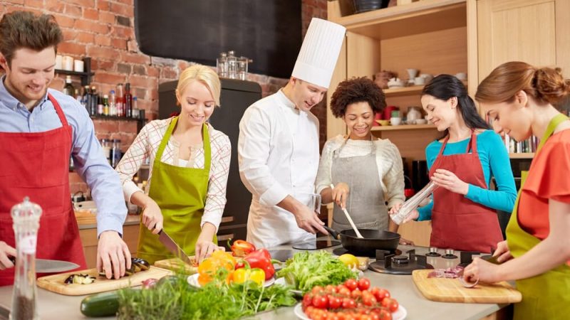 Cooking,Class,,Culinary,,Food,And,People,Concept,-,Happy,Group