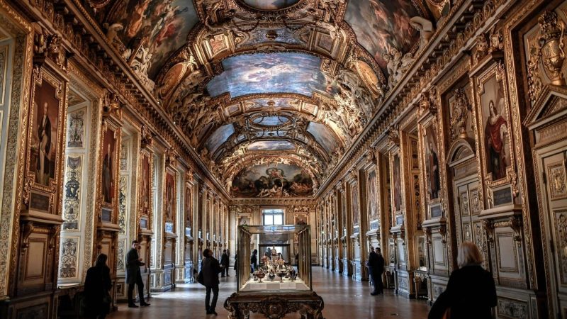 TOPSHOT - This picture shows the Apollon Gallery on January 14, 2020 at the Louvre museum in Paris after the reopening of the Gallery following ten months of renovations. (Photo by STEPHANE DE SAKUTIN / AFP) (Photo by STEPHANE DE SAKUTIN/AFP via Getty Images)