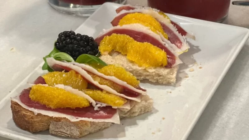 tosta-jamon-fruta-tour-guiado-tapas-centro-madrid-naturanda-1
